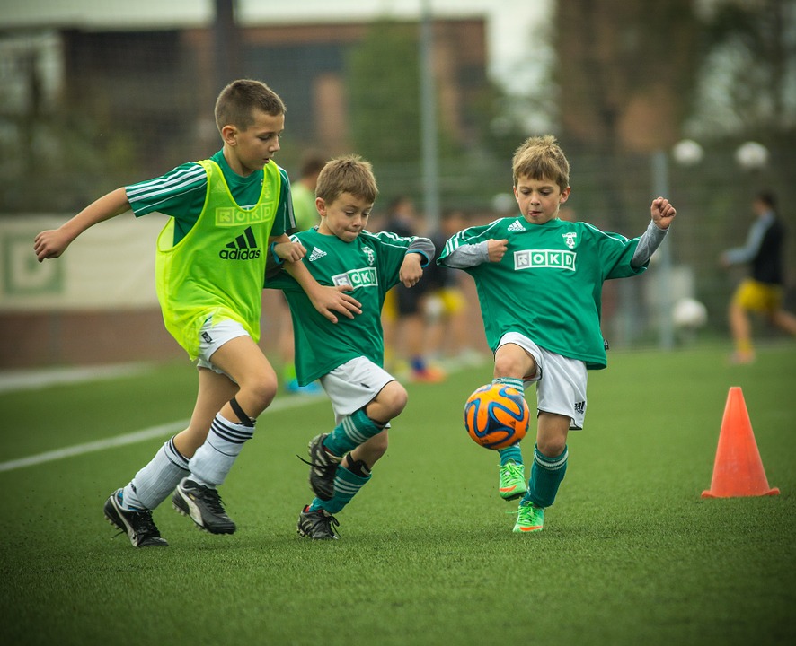 Los beneficios del deporte en niños - Alphil Psicólogos
